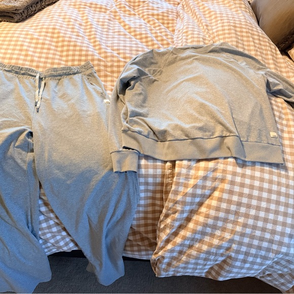 Vuori Gray halo long sleeve and wide leg pants - Picture 2 of 4